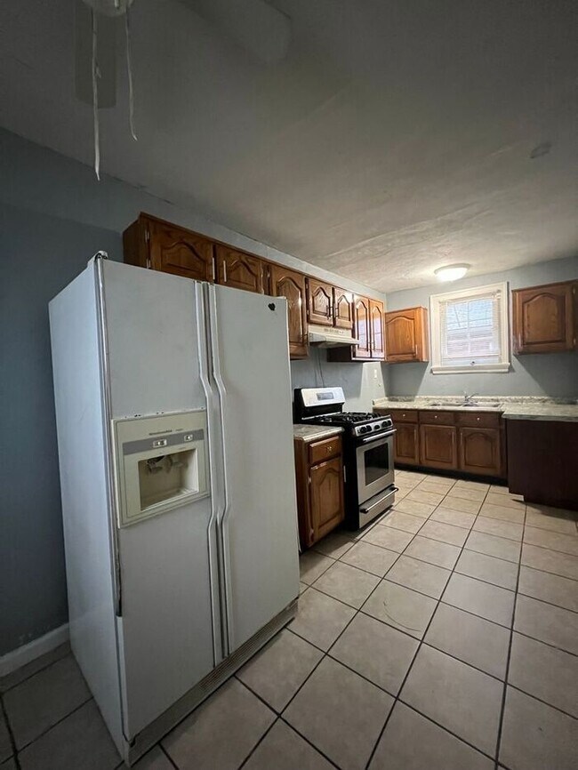 Building Photo - Adorable and Spacious Two Bedroom Home Ren...