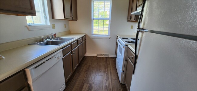 Building Photo - 3210 Dynes Ave