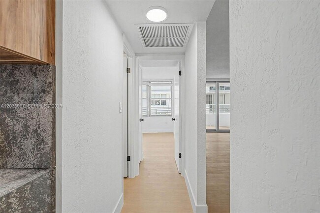 Foto del edificio - 5555 Collins Ave