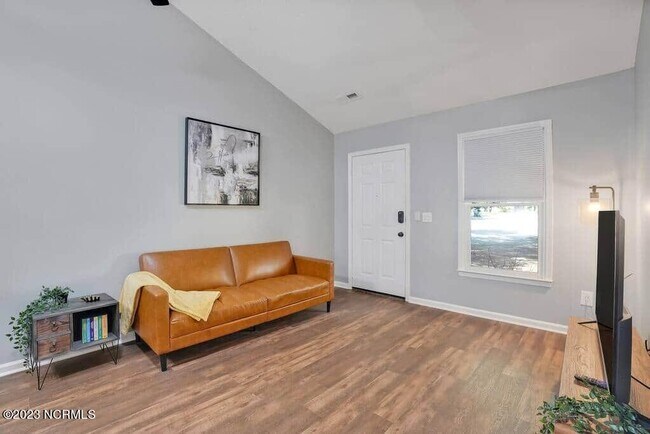 Building Photo - 5202 Fox Ct