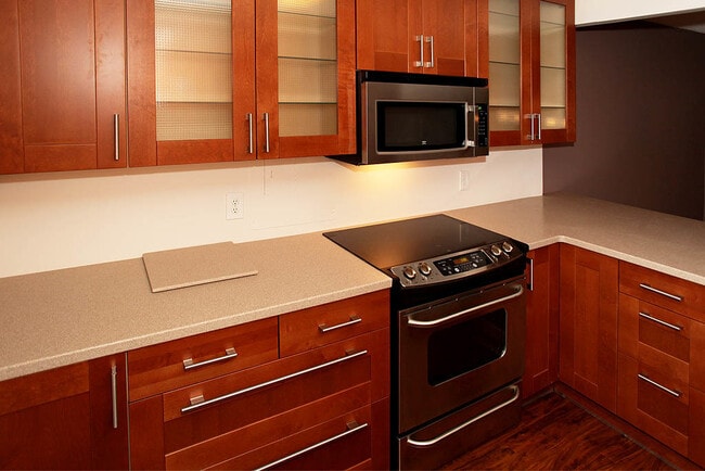 Building Photo - Large 2br/2ba - All utilities included in rent