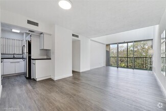 Building Photo - 8860 Fontainebleau Blvd