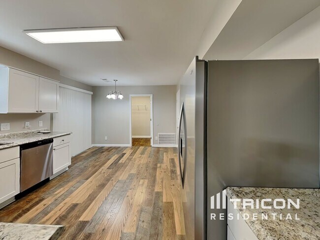 Foto del edificio - 1820 Crestwood Dr NW