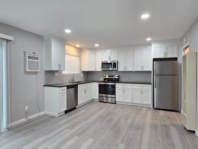 Building Photo - 3756-3762 Poinciana Dr