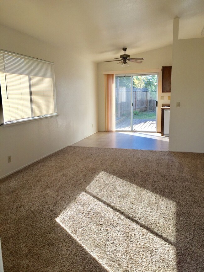 Foto del edificio - Rare find home with 2-Car Garage, Fenced Yard, with Convenient Location!