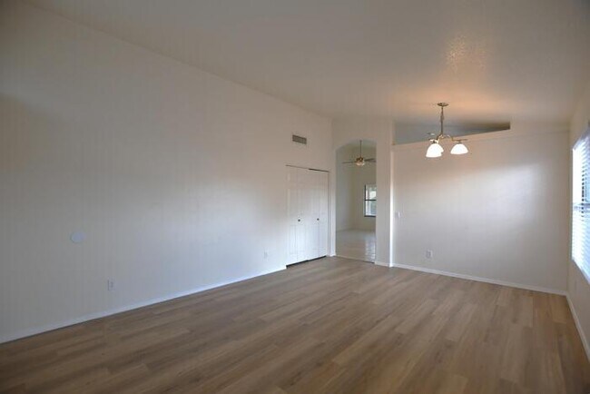 Foto del edificio - 1444 E Redfield Rd
