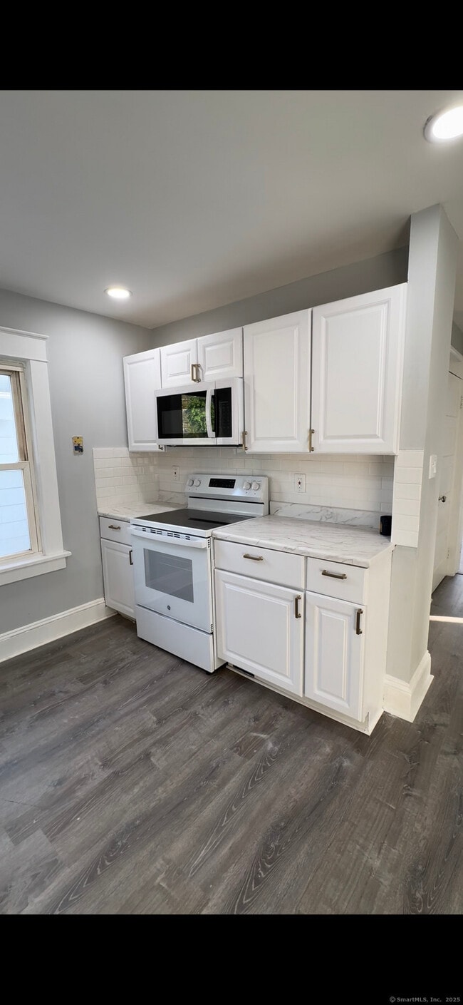 Building Photo - 95 New Canaan Ave