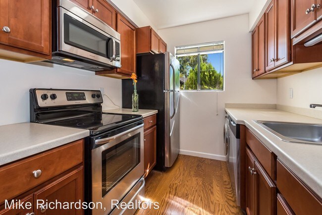 Building Photo - 984 Miramonte Dr