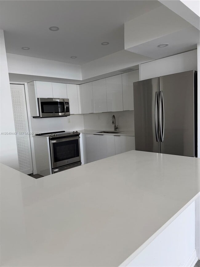 Building Photo - 1420 Brickell Bay Dr