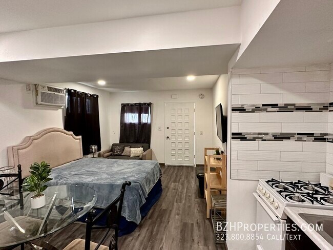 Building Photo - Stylishly Furnished Hollywood Studio
