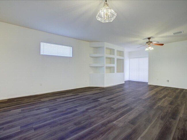 Foto del edificio - 4 Bedroom 2 Bathroom