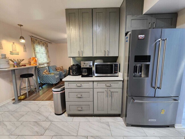 Building Photo - Spacious Corner Townhouse for Rent in a Pr...