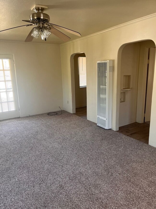 Building Photo - AVAILABLE NOW!! Delightful 1 bedroom, 1 ba...