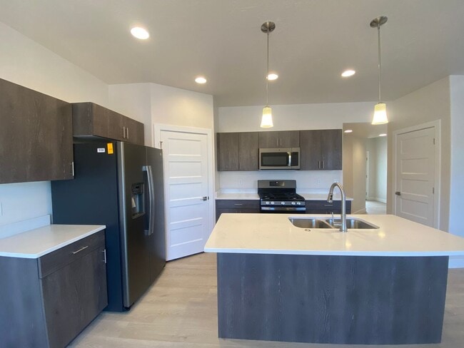 Building Photo - Townhome In Crimson Park