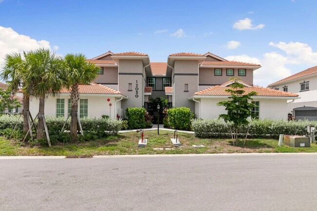 Building Photo - Stylish Corner Coach Home in Prime Fort My...