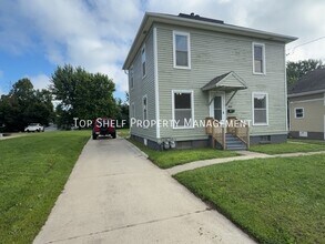 Building Photo - 820 1st Ave W