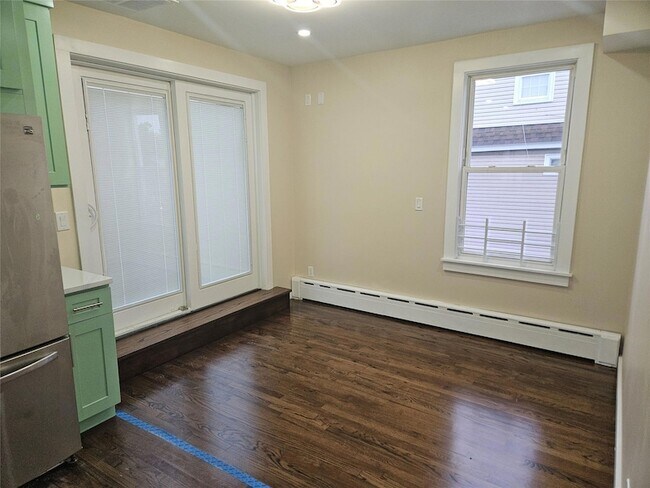 Foto del edificio - 94 Briggs Ave
