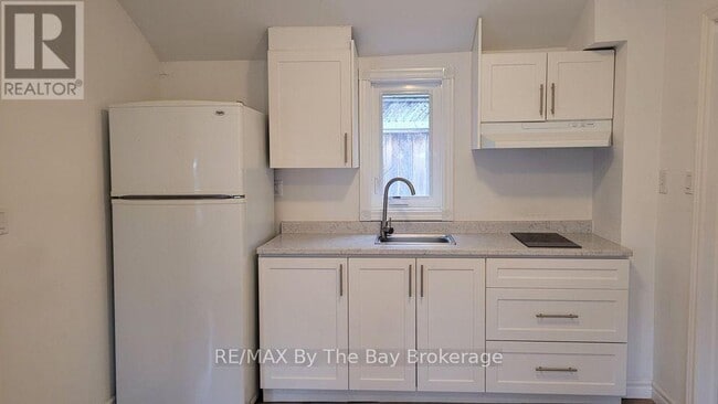 Building Photo - 280 River Rd E