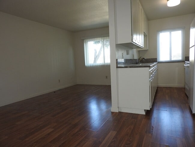 Building Photo - 4481mont