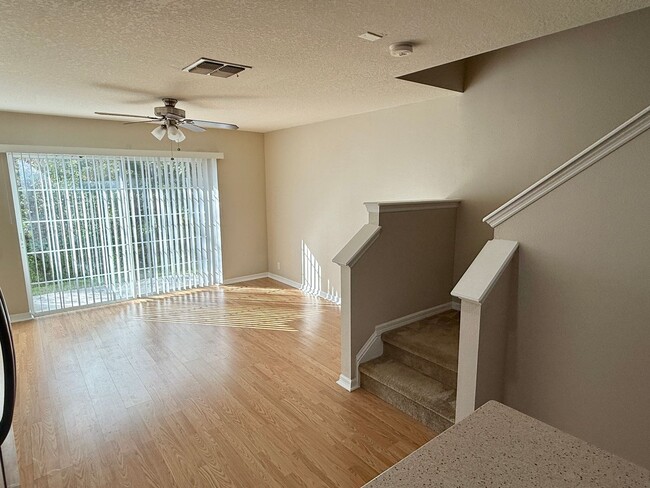 Building Photo - 2/2.5 Clearwater Townhome Available Now!