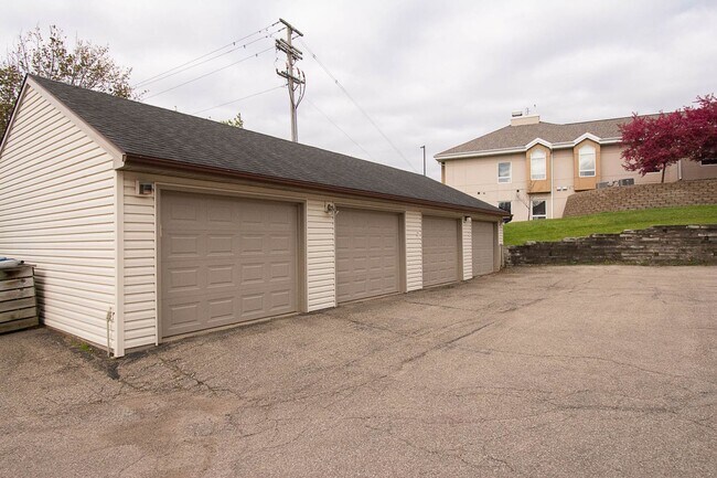 Foto del edificio - Upstairs condo with garage space in great NW location!