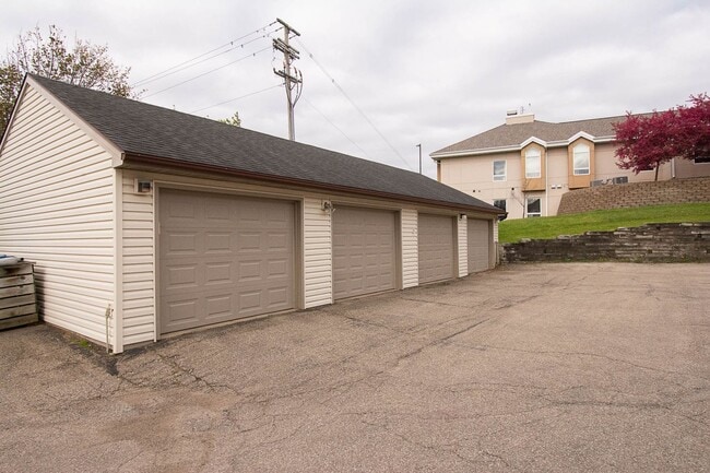 Building Photo - Upstairs condo with garage space in great NW location!