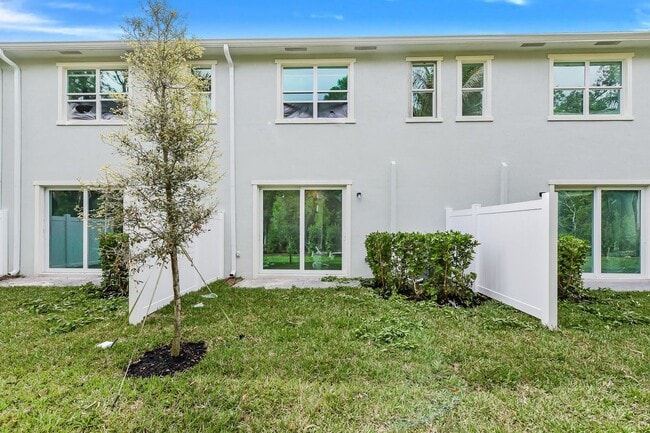 Building Photo - 4531 Hollister Ave