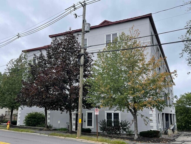 Building Photo - 96 River Rd