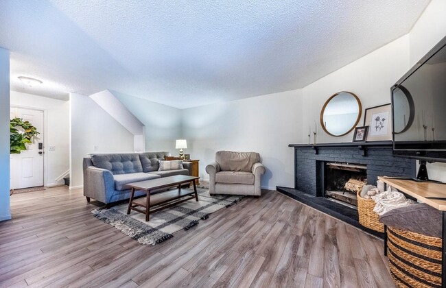 Building Photo - Charming Littleton Home with Mountain View...