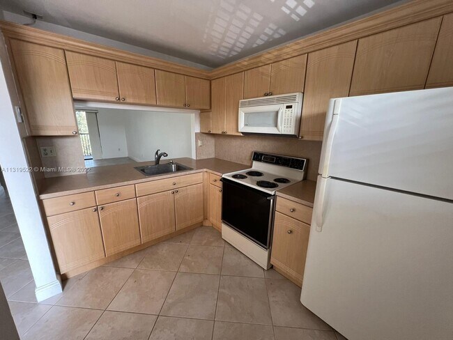 Building Photo - 10613 NW 11th St  205 Pembroke Pines Fl 33026