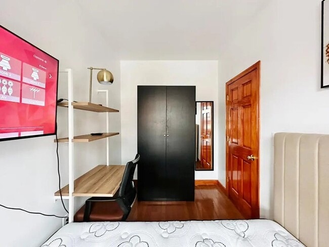Foto del edificio - Furnished room/NOT APARTMENT