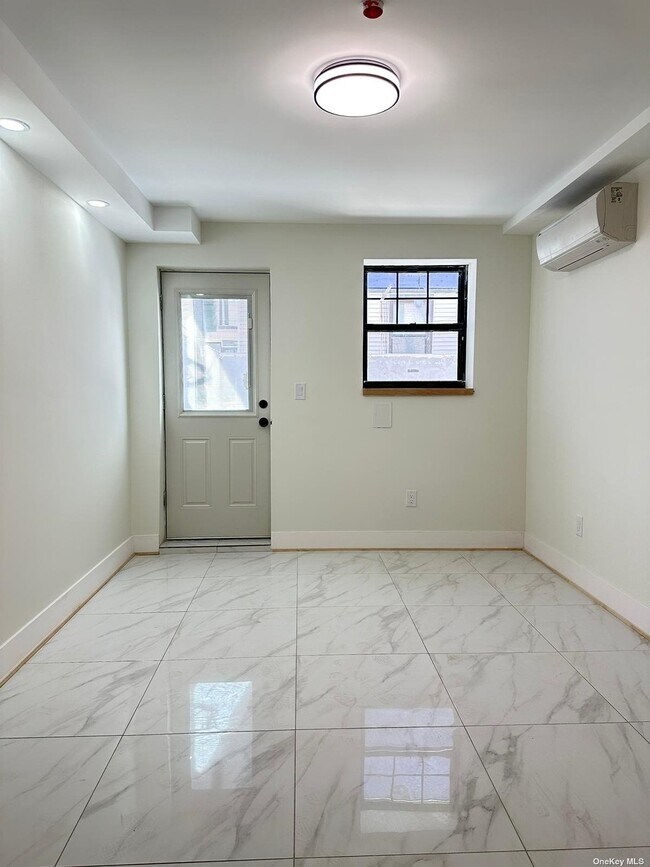 Building Photo - 21-06 Hoyt Ave S