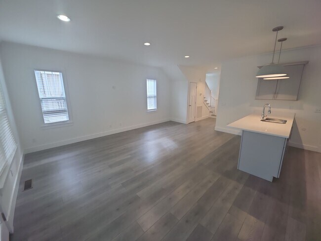 Building Photo - 409 Juniper Dr