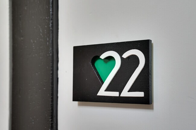 Unidad 22 - 210 E Grace St