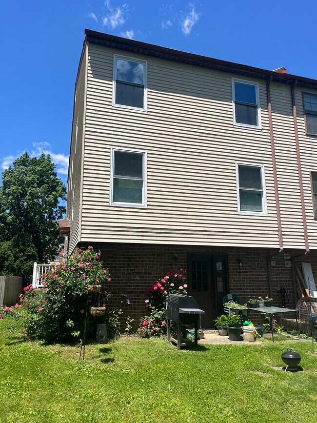 Foto del edificio - 13085 Blakeslee Dr