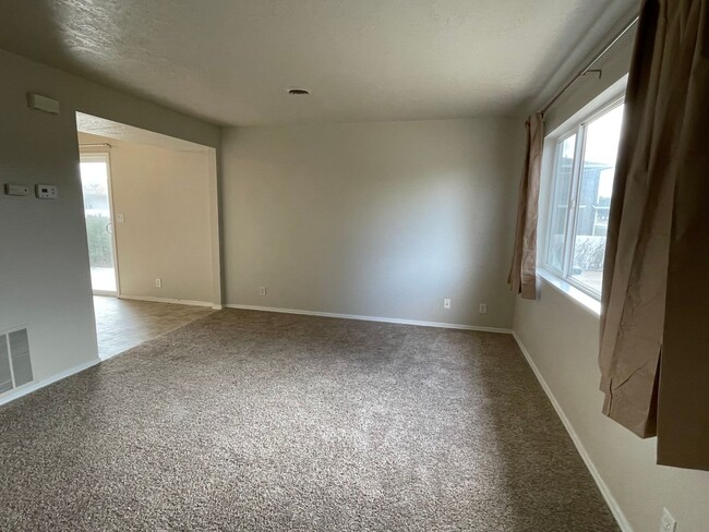 Building Photo - Orchard St Triplex