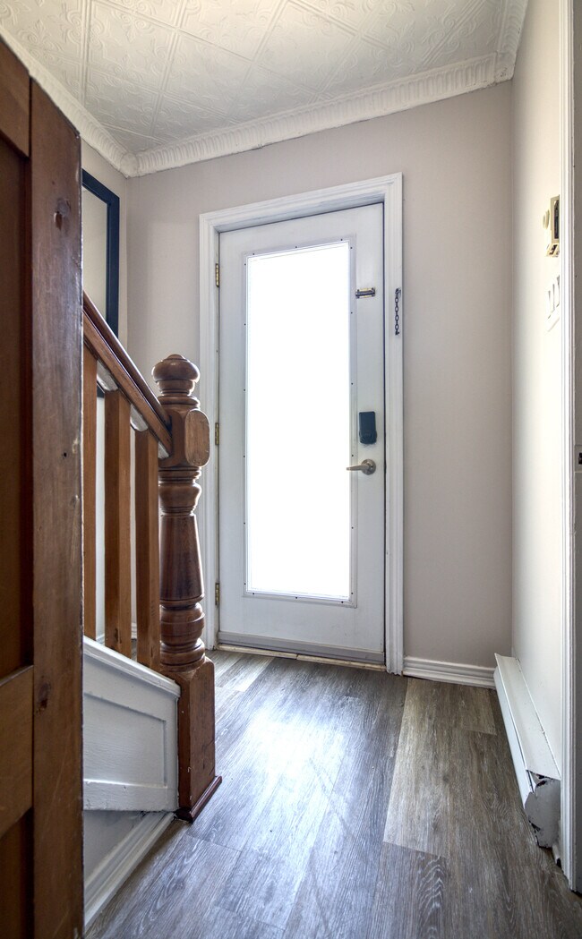 Entrée - 651 King St W