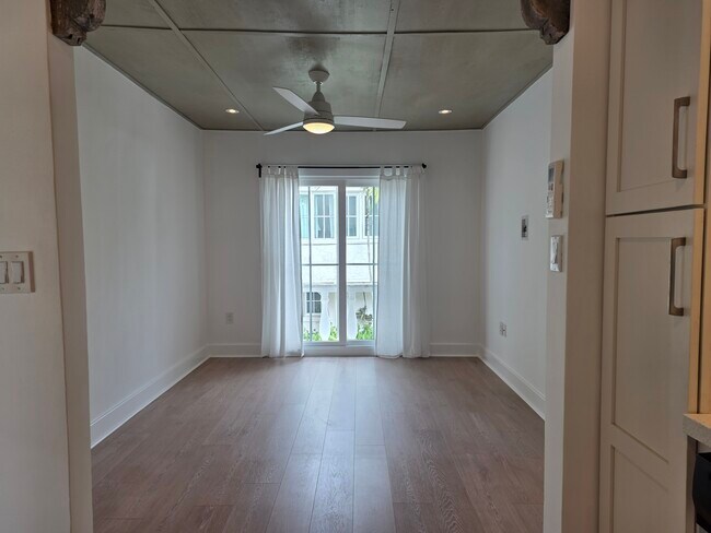 Foto del edificio - 912 NE 81st St