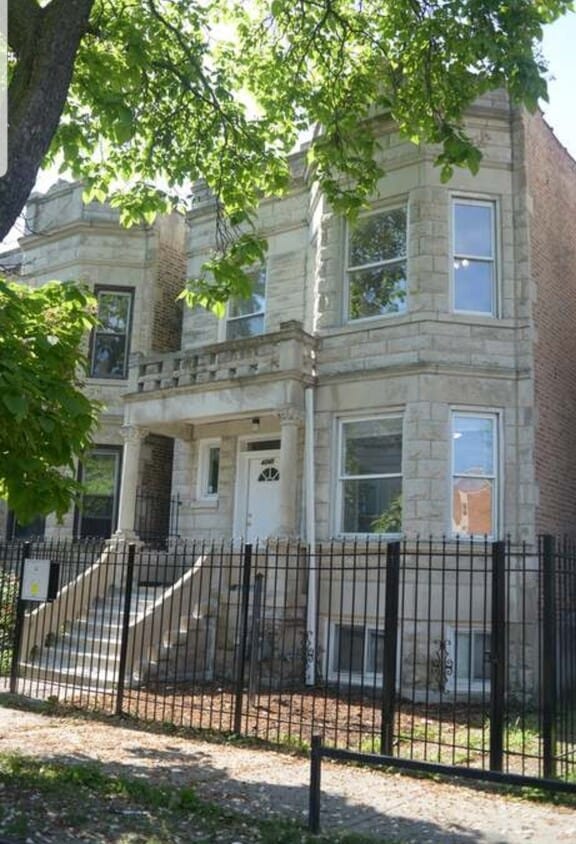 Gorgeous 4 bedroom /2 bathroom apartment for rent in a newly updated Greystone building. - 4245 W Monroe St