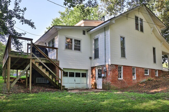 Foto del edificio - Desirable Home- Steps Away from Central Ma...