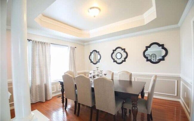 Building Photo - Spacious 5 Bed / 2.5 Bath house with large...
