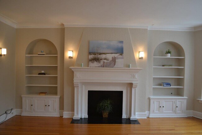 Building Photo - 1053 W North Shore Ave