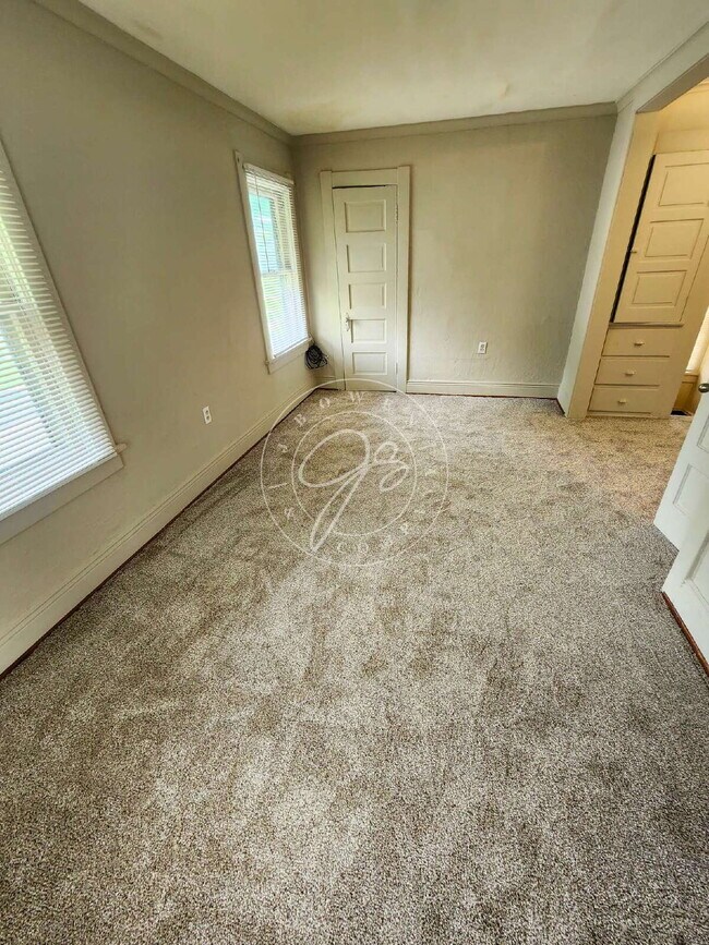 Foto del edificio - Spacious 3-Bedroom Home with Bonus Room and 1.5 Baths