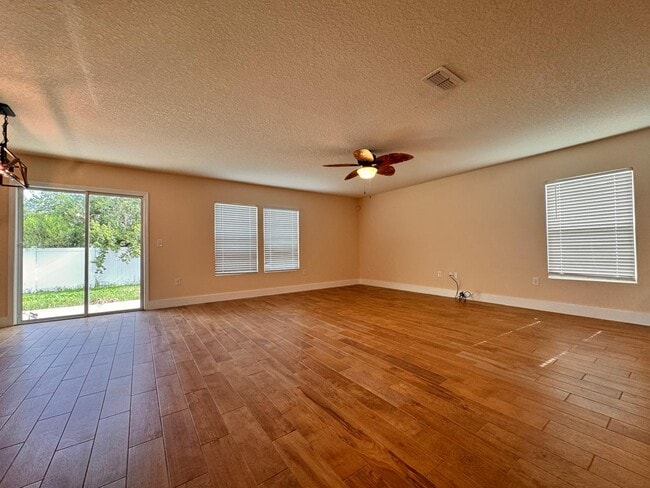 Building Photo - 2488 Beachview Dr
