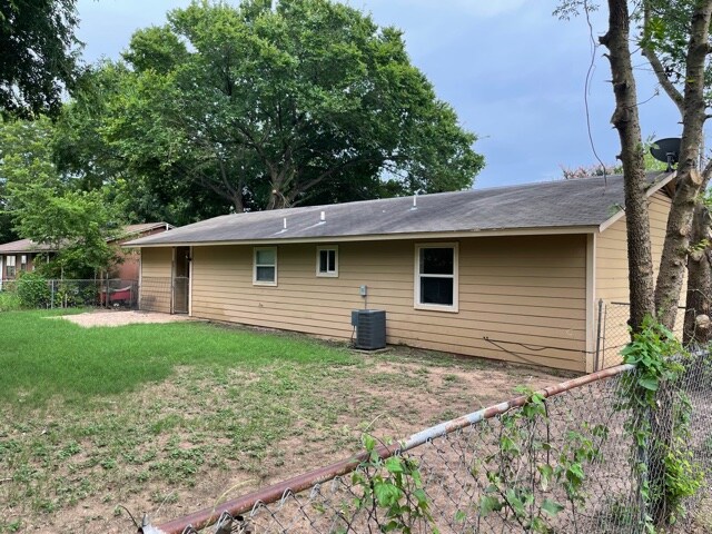 Building Photo - 500 Pee Jay Cv