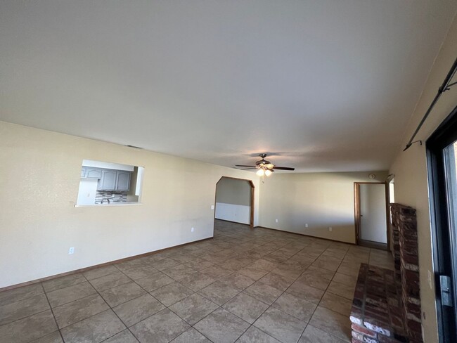 Foto del edificio - HUGE FAMILY HOME IN BEAUTIFUL EAST HEMET N...