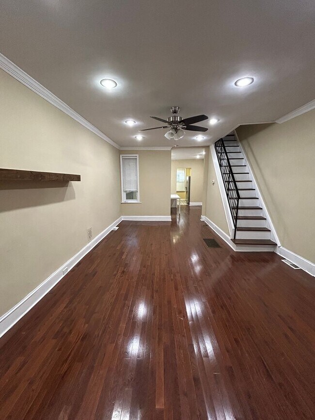Building Photo - Gorgeous 3-Bedroom Townhome in South Phila...