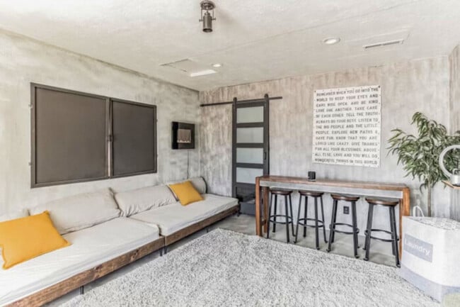 Building Photo - Private Resort Style Oasis, Pets, No Booki...