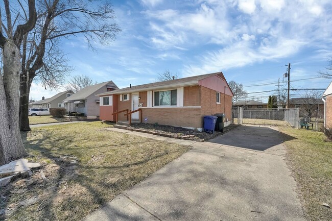 Building Photo - Charming 4-Bedroom Home | Newly Updated | ...