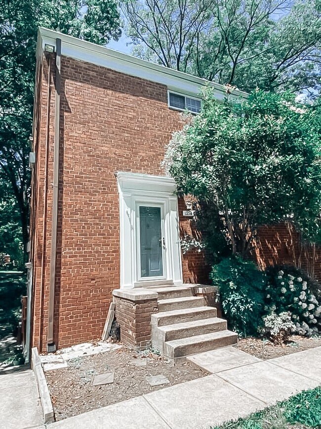 Foto del edificio - Gorgeous End Unit Madison Model Nestled In...